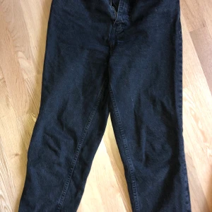 svarta mom jeans - svarta mom jeans i strl 40 från zara!