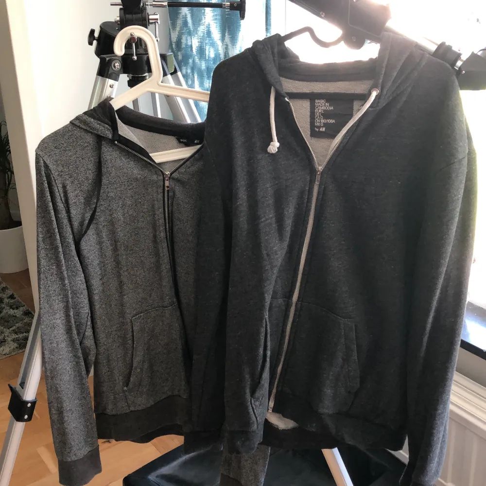 säljer två gråa hoodies från H&M tillsammans för 75kr! den till vänster (den ljusare) passar M ganska fitted och den till höger (den mörka) är ett L men går även att ha som oversized M :). Hoodies.