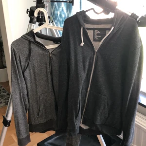 två gråa hoodies - säljer två gråa hoodies från H&M tillsammans för 75kr! den till vänster (den ljusare) passar M ganska fitted och den till höger (den mörka) är ett L men går även att ha som oversized M :)
