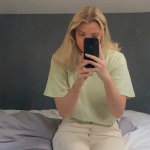 tshirt från & other stories - ljusgrön lite oversized tshirt i ett lite tjockare linne material från & other stories! frakt 50kr