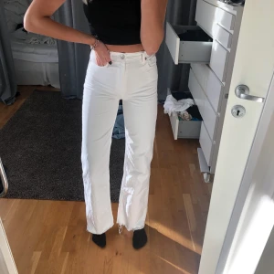 Jeans  - Assnygga jeans, säljer pga att de inte kommer till användning längre. Frakt tillkommer på 63 kr, jag är 171 och de sitter bra på mig 👍🏼👍🏼