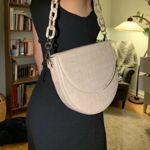 Nakd väska - Beige väska köpt på nakd. Aldrig använd. Finns två band som går att byta ut. Frakt ca 50kr