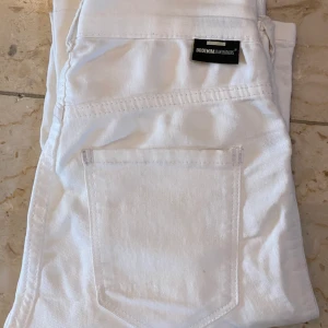 Dr Denim vita jeans - Snygga, sparsamt använda, tighta jeans från Dr Denim! Mid waist. Kan både mötas och frakta :)