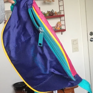 Färgglad retro magväska!  - En färgglad magväska köpt second hand! Är i använt men bra skick! Super praktisk och snygg! Priset går att diskuteras! Kan mötas i Stockholm?💞