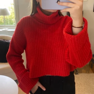Stickad tröja  - En stickad croppad tröja som har vida ärmar. Jättefin färg och väldigt skön! Köpte på Gina Tricot för 350kr och säljer för 150kr. Köparen står för frakt 😊