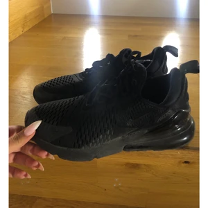 Nike Air Max 270  - Säljer mina nike air max i storlek 40, dem är tyvärr för stora för mig❣️ köpta för 1550 kr från foot locker, har knappt använt dem❤️