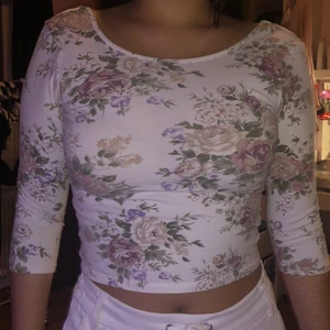 Blommig croptop - Blommog croptop från BikBok, jättesöt och sitter fint på, använd fåtal gånger och säljer för den nt kommer till användning och inte riktigt min sti längre heller. Känns som ny