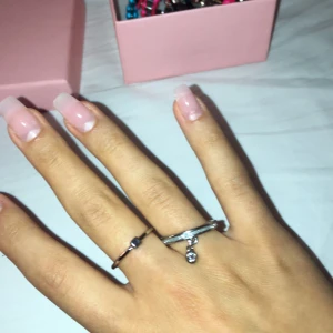 Ringar - Ringar. Säljer pga storleken är för stor för mig. ⭐️ Ena med glitter runt hela☺️ (Skriv för fler bilder, kunden står för frakten som summan varierar beroende på varans vikt) 