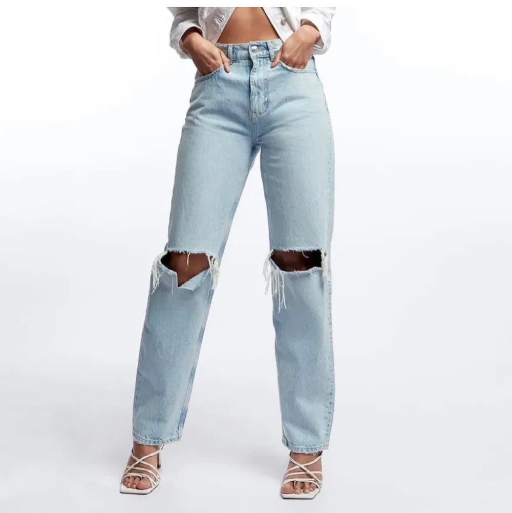 Jättepopulära och efterfårgade jeans i storlek 36 från Gina Tricot annvända fåtal gånger utan slitningar!!. Jeans & Byxor.
