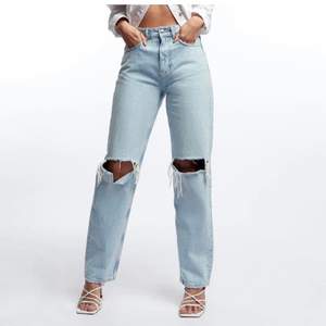 Jättepopulära och efterfårgade jeans i storlek 36 från Gina Tricot annvända fåtal gånger utan slitningar!!