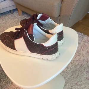 Valentino sneakers  - Storlek 41. Köpta för 5 000kr, använda ca 10ggr. Du får även betala frakten om du inte kan mötas upp i centrala Stockholm :) 