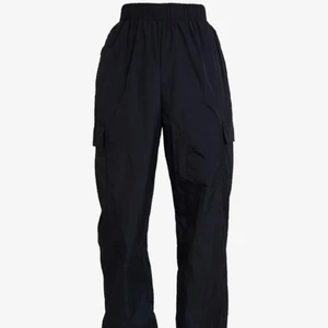 Tygbyxor  - Pocket joggers från Missguided med cargofickor på sidan och midjeresår. Byxorna är är i ankellängd men är för långa för mig som är 157. Har använt dessa en gång, bra skick. Nypris (349kr), frakt ingår 