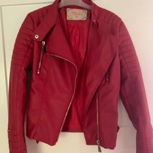 Skinnjacka  - Hej! Jag säljer nu min röda skinnjacka från chiquelle som är helt oanvänd. Jackan är i storlek 36.                                                Ordinarie pris - 699kr