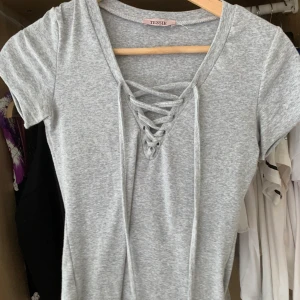 Fin tröja med snörning  - Jättefin tröja med snörning fram, knappt använd. Från tessie strl: Xs. 150kr 