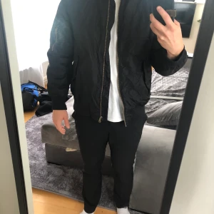 Bomberjacka sweet sktbs M - Jacka i storlek M från sweet sktbs. Jag är 176 och väger 80kg