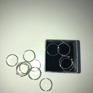 Silver ringar - Massa oanvända silverringar från hm!💕 tyvärr för stora för mig men sååå fina. Skickas i den lilla boxen, alla tsm💗💗