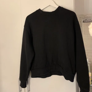 Sweatshirt  - Snygg sweatshirt i fint skick och som passar till allt!!🦋 Slut i nästan alla storlekar på hemsidan 