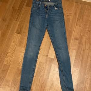 Blåa jeans från zara i storlek 36. Frakt tillkommer 