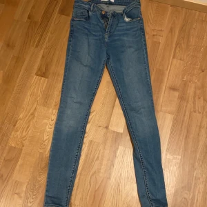 Jeans  - Blåa jeans från zara i storlek 36. Frakt tillkommer 