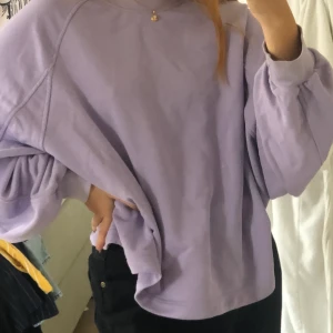 Lila Collegetröja - Ska tyvärr sälja en av mina favorit college tröjor eftersom den inte kommer till mycket användning längre. Den är väldigt oversized och otroligt skön💞 Nypris: 499kr.     Frakt: 42kr