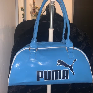 Unik puma väska  - Jättefin unik puma väska från Schweiz. I blå ”lack” färg. Nästan aldrig använd