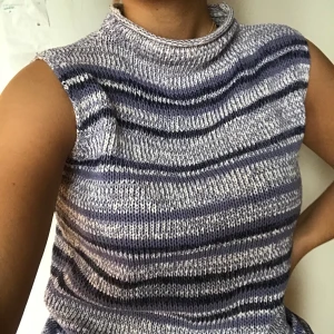 Trendig stickad väst - Stickad väst i något melerat lila garn