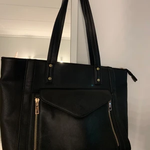 Väska - Superfin väska. Den rymmer väldigt mycket, många innerfickor och sidofack. Dock har dragkedjan gått sönder (går ej att stänga) men kan gå om man vill försöka laga. Annars superfin väska. Köparen står för frakten. Fraktar endast.