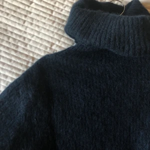 Stickad polotröja f. Tiger of Sweden - En marinblå stickad polo från Tiger of Sweden i superbra kvalité ✨✨ Aldrig använd!