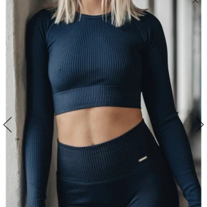 Ribbad tränings tröja AIMN - Jättefin croppad, svart träningströja från Aimn! Nästan aldrig använd, inga defekter, i storlek XS. Köpt för 500kr, skriv för fler bilder🥰