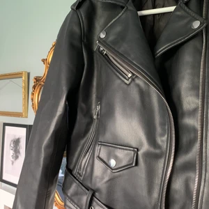 Skinnjacka från Zara  - Hej! Säljer nu denna as snygga skinnjacka från zara, perfekt till hösten. Super bra skick i storlek M, passar S och XS också. Köparen står för frakten🥰