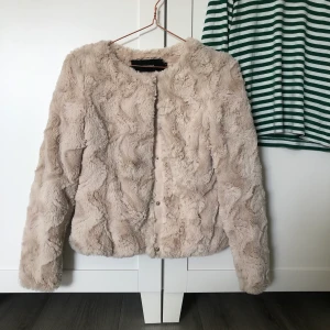 Pälsjacka - Söt pälsjacka i storlek xs. Knappt använd, väldigt bra skick!