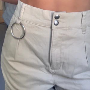 Nakd cargopants | storlek 34 - Beiga cargopants i rak modell nedtill, passar till det mesta:) 