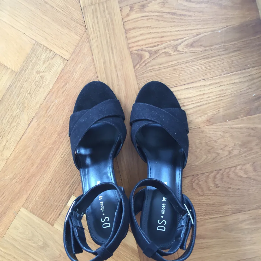Svarta högklackade skor från DinSko i storlek 37. Använda 2 gånger, säljer för att jag använder dem för sällan. Klacken är 8 cm. Köparen betalar frakt, men möter gärna upp i Lund. . Skor.