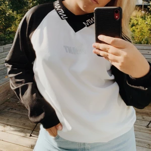 Longsleeve  - Säljer denna coola longsleeve från Carlings. Säljer för att den aldrig kommer till användning. Är i nyskick! Storlek M! Säljer för 80kr + frakt(63kr)! 🥰