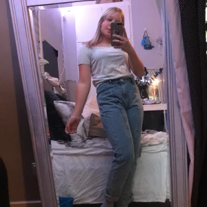 T-shirt - En t-shirt från H&M. Detaljerna visas på bilderna. Säljer för 20kr exlusive frakt. Storlek XS❤️🦋✨