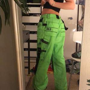 Neongröna byxor. Jättefina low waist och är bra i längden på mig som är 170.