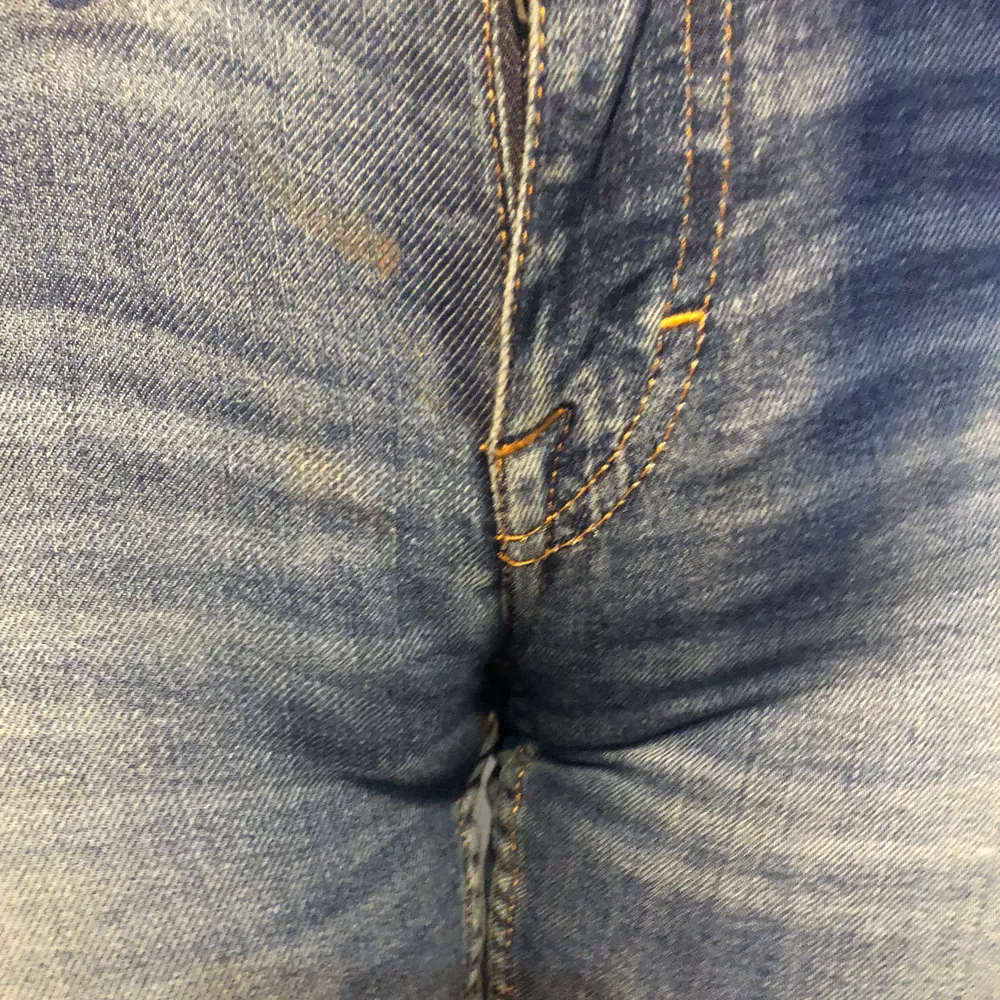 Fina jeans med slitningar, tyvär en liten fläck! ( se sista bilden). Jeans & Byxor.