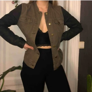 Jeansjacka - Skitsnygg jeansjacka med svarta ärmar i 💕💕Skriv gärna och fråga om du har några funderingar 💓