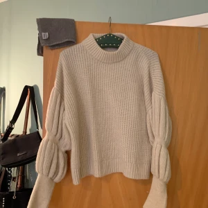 Stickad tröja  - Stickad tröja från Gina Tricot. Oanvänd. 