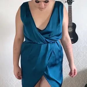 Blå klänning av siden matrial. Jätte fin men kan jag inte ha den då den är för stor för mig. Dock så är den lite kort på mig som är 173 cm så ha det i åtanke. (Gratis frakt) 💕