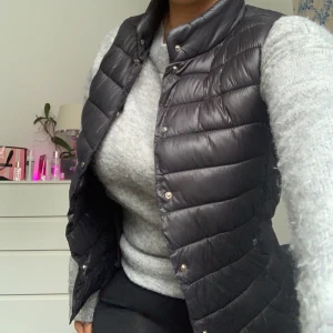 Svart väst - Säljer nu denna populära väst från Mango, i perfekt skick ✨ strl S/38