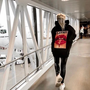 Playboy Hoodie - Denna coola oversized hoodie med det snygga Playboytrycket på ryggen! Endast testad sedan aldrig använd. Priset är inkl. frakt! Budet ligger på 450kr!! avslutas i helgen!