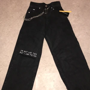 Minga London Baggy Skater Jeans  - SÄLJER EN JÄTTE FIN SKATER JEANS SOM KÖPT SOMRAS FRÅN MINGA, men aldrig använt för den tyvärr passar inte mig. Passar dig som är S-M. i ny skick 10/10, kan frakta 🥰❤️ nypris: 750kr 