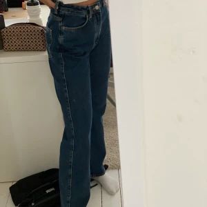 Weekday jeans - Säljer dessa snygga weekday jeans modell row som tyvärr e för stora för mej. Köpta för 500 men säljer för 200 + 66kr frakt🥰
