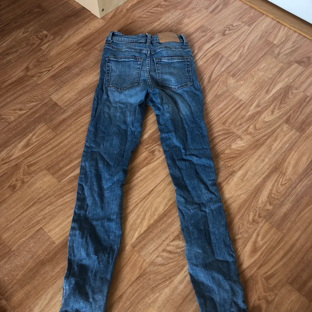Jeans från cheap monday. fint skick men använda, skriv privat för mer bilder. Väldigt stretchiga, tillverkas inte längre. Rättvis färg se bild 3. Jeans & Byxor.