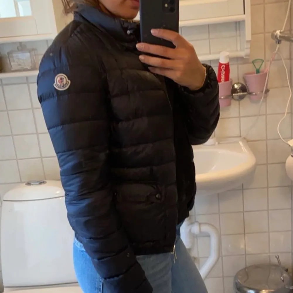 Säljer min moncler jacka i modellen Lans i storlek 2 vilket motsvarar en S. Inköpt på Nk och kvitto finns kvar. Jackan är använd ett fåtal gånger så den är som ny!  Kan mötas upp i Stockholm eller så kan den fraktas och då står köparen för frakten (63kr) . Jackor.