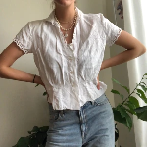 Vintage linneblus - Vintage  vit linneblus med spetsdetaljer. Storlek 40, men passar fint på mig som har 39, jättefint skick. 40-60kr frakt (spårbar)