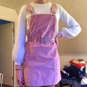 Hängselklänning - Jättefin rosa hängselklänning i manchestertyg. Aldrig använd och därmed i väldigt fint skick (prislappen är kvar). Den är från Bershka i stl. S. Nypris: 230kr.