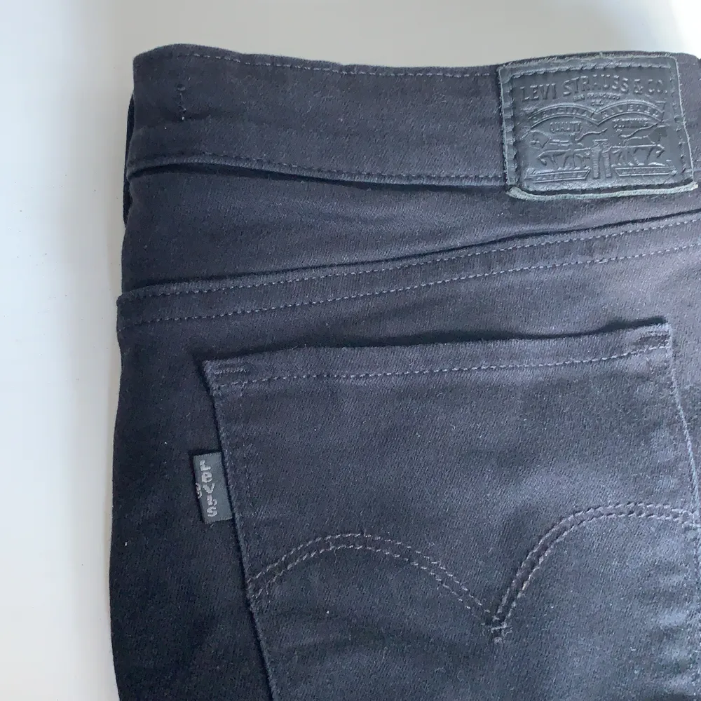 Svarta jeans från Levis i storlek 32 i midjan, och sitter bra i längden på mig som är 166cm. Använda någon enstaka gång och säljer för de är förstora för mig. Skriv privat för mer bilder! Frakt tillkommer 👖. Jeans & Byxor.