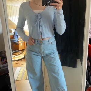 Blå knyttopp från chiquelle - Jättefin blå knyttopp från chiquelle i storlek M, men passar mig perfekt som vanligtvis är en S/XS. Aldrig använd så är i nyskick! Bud från 150:)